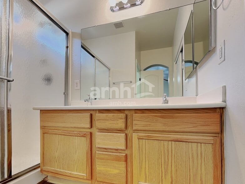 Building Photo - 6612 W Shaw Butte Dr