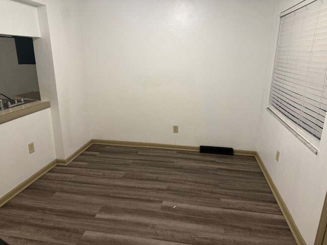 Building Photo - 335 Dersam St