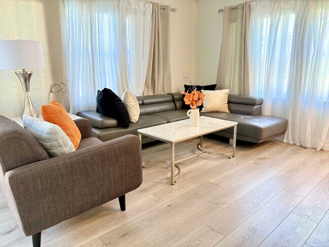 Building Photo - 4735 Vero Beach Pl