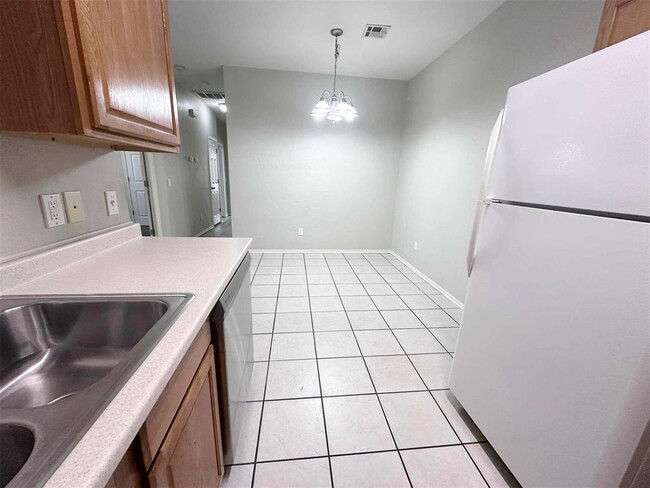 Building Photo - 10000 Shadowview Dr