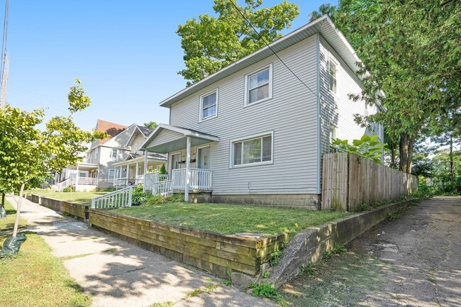 Building Photo - 720 Kellogg St SE