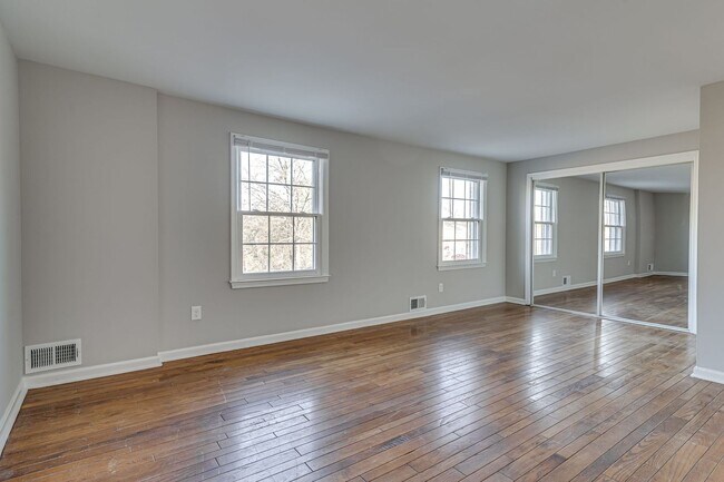 Building Photo - Renovated Home in Pinewood Lake Neighborhood
