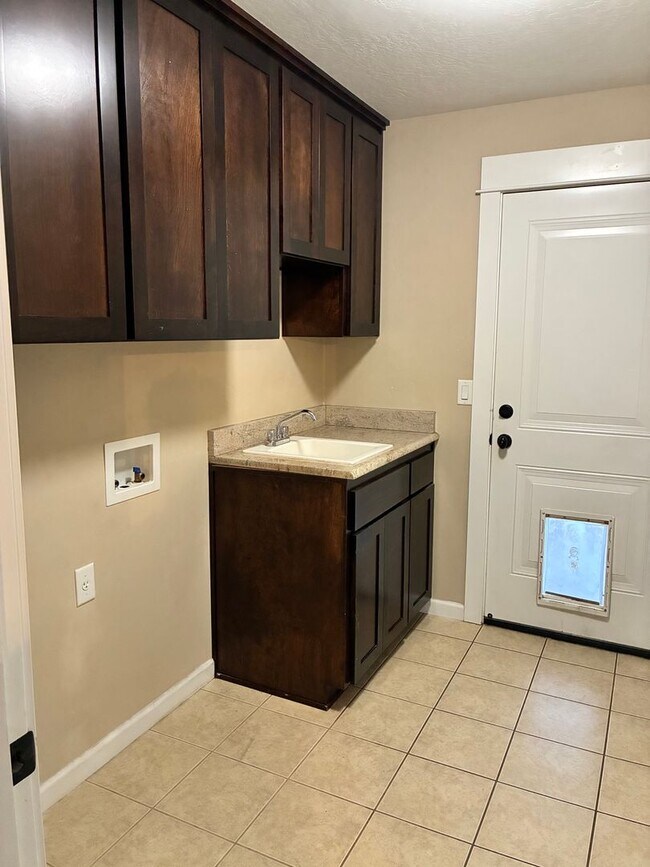 Building Photo - Beautiful East Medford 4 Bedroom 2 Bathroom Home