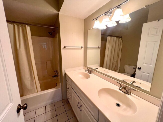 Building Photo - Cranberry - 6 bedroom 4 bathroom - Stunnin...