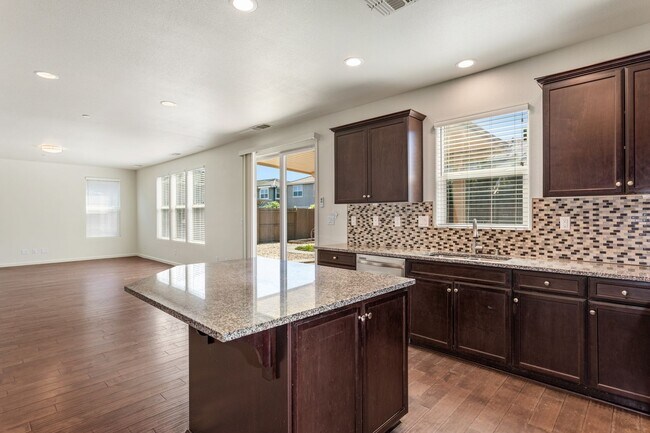 Building Photo - Gorgeous home in Roseville!