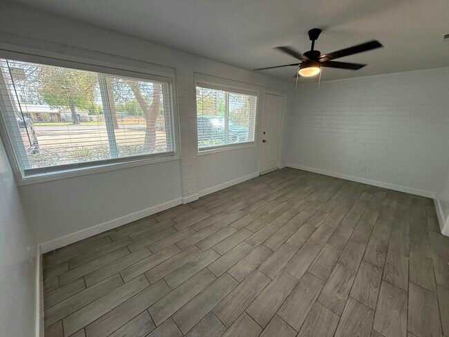 Building Photo - 2206 W Vista Ave