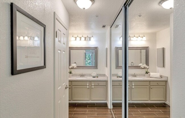Building Photo - Beautifully Updated 2-Bed, 2-Bath Condo in...
