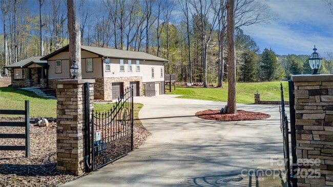 Building Photo - 8511 Viking Dr