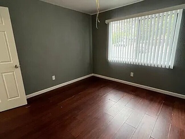 Building Photo - Updated 2 Bedroom Unit in a Great Martinez Location!