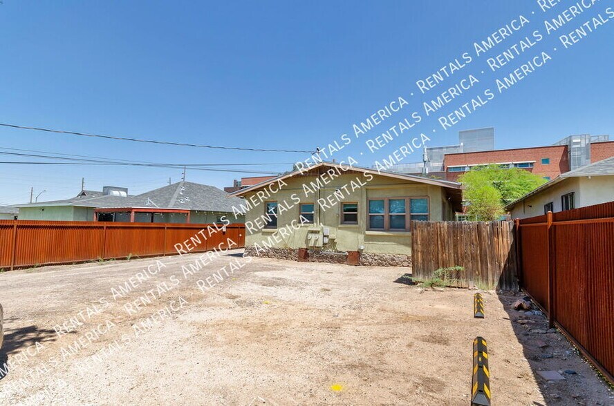 Building Photo - 826 E 6th St