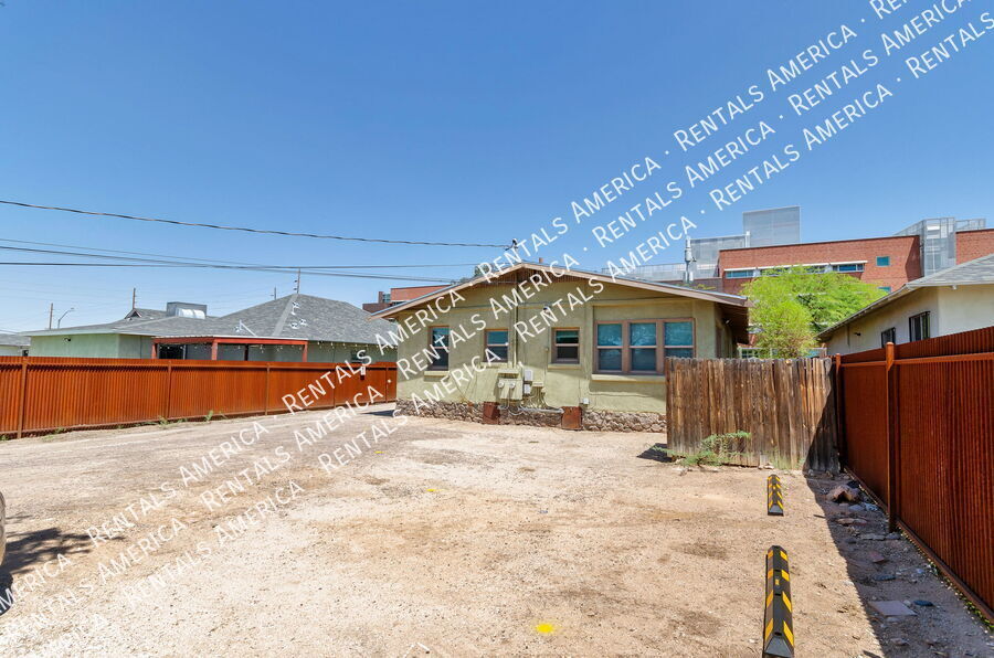 Building Photo - 826 E 6th St