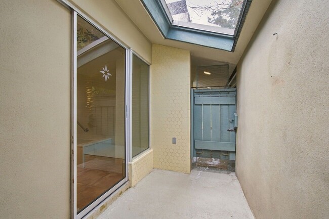 Building Photo - 1257 Fairway Cir S