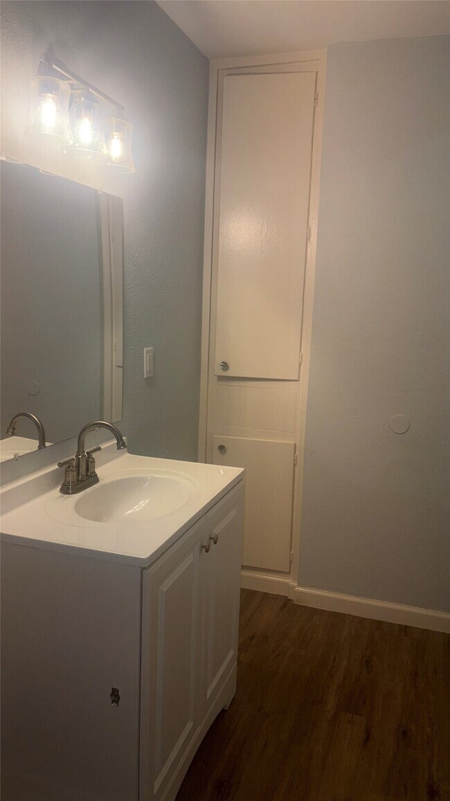 Building Photo - 4624 Bell St