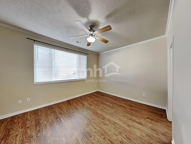 Building Photo - 738 Skipton Dr W