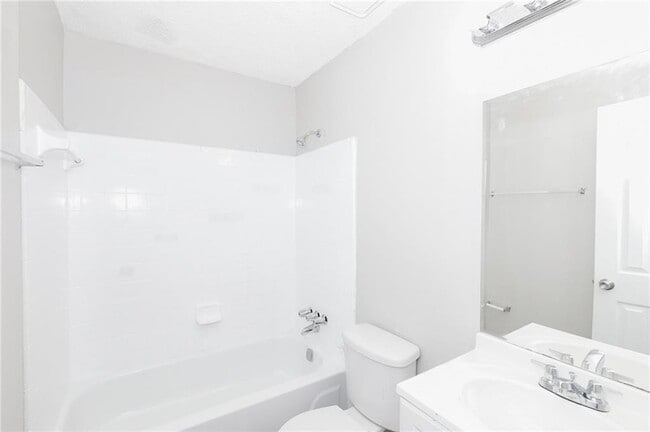 Building Photo - 3795 London Dr
