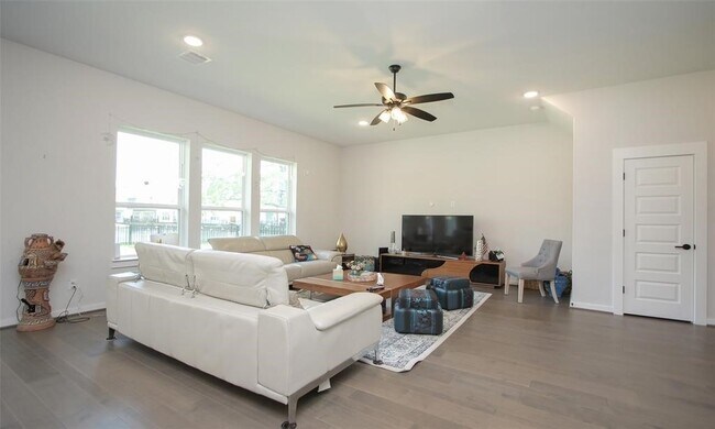 Building Photo - 2103 Pueblito Dr