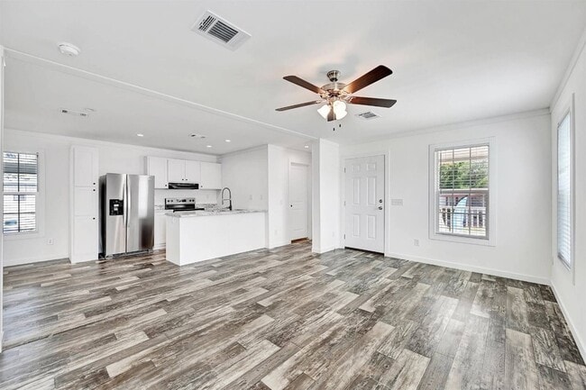 Building Photo - 2563 Skyview St