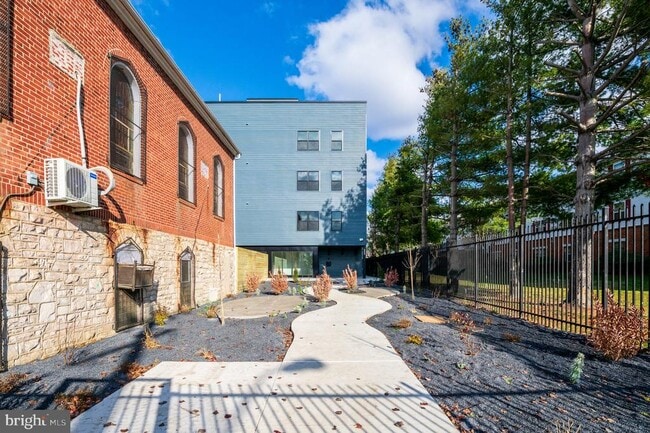 Building Photo - 1330 S Patton St