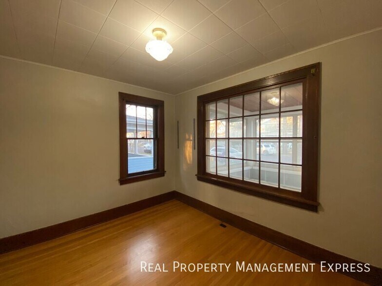 Building Photo - Gorgeous 4 bed 1 bath home