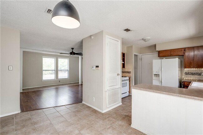 Building Photo - 1101 S Trace Dr