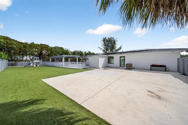 Building Photo - 11951 SW 120th Terrace