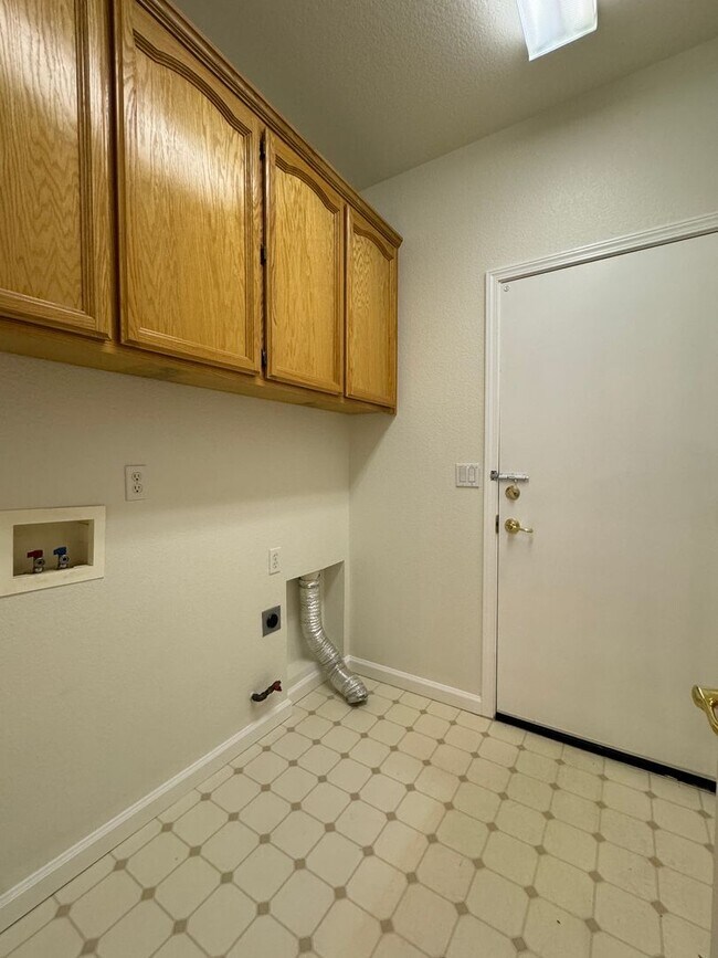 Building Photo - CLEAN AND COZY ONE STORY 3 BED, 2 BATH IN ...