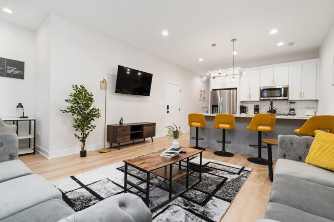 Building Photo - 3723 S Giles Ave