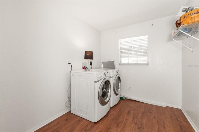 Building Photo - 200 Country Club Dr