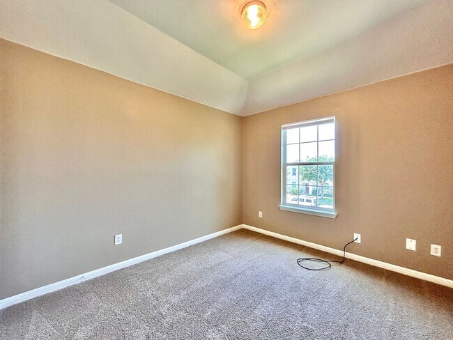 Building Photo - Your Next Home Awaits – Roomy, Bright & Co...