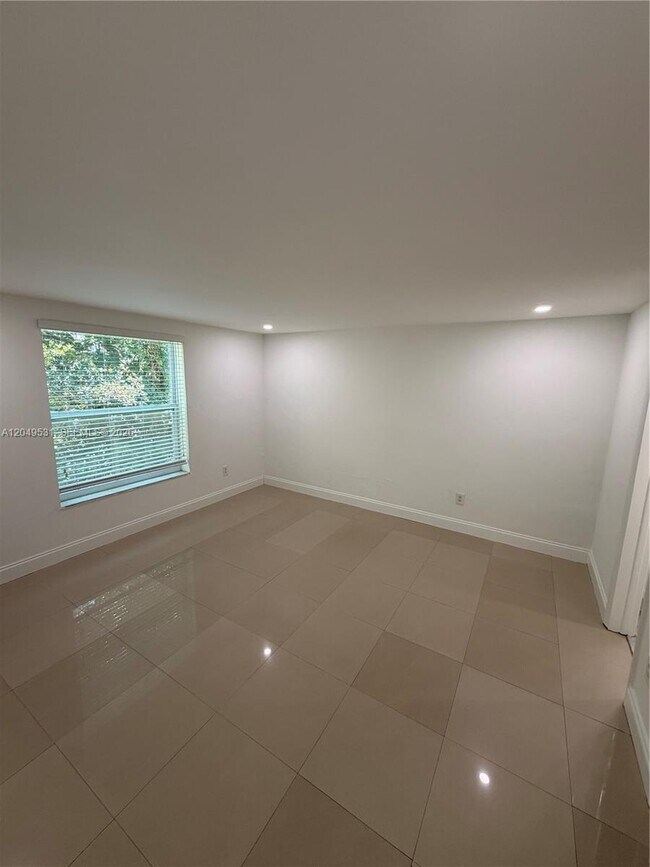 Building Photo - 2201 Brickell Ave