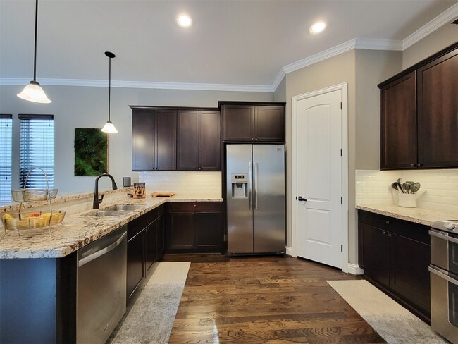 Building Photo - 925 W 19th St