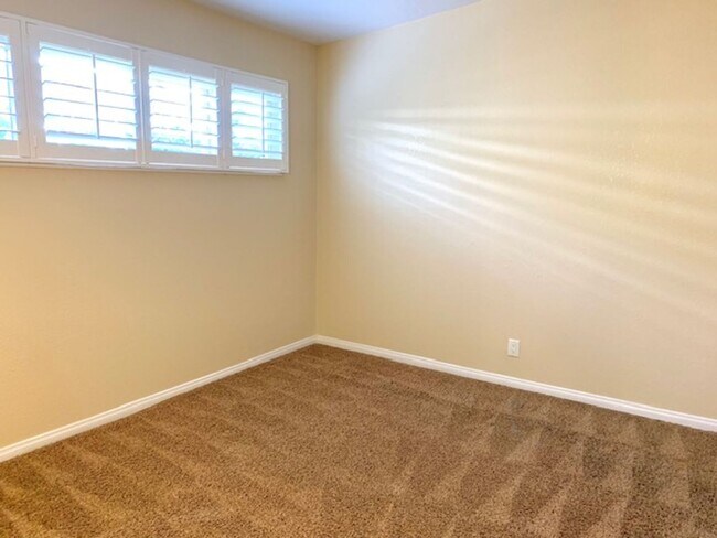 Building Photo - Ventura | 3 Bed + 1 Bath | Belfast Ln