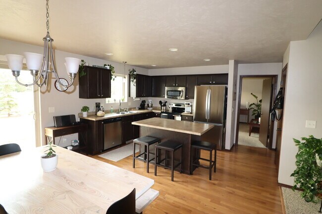 Building Photo - Large 3 Bedroom 2 Bath Townhouse style Duplex