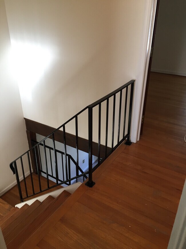 Building Photo - Spacious 2bd/1.5bth Condo Located in Laurel Square!!