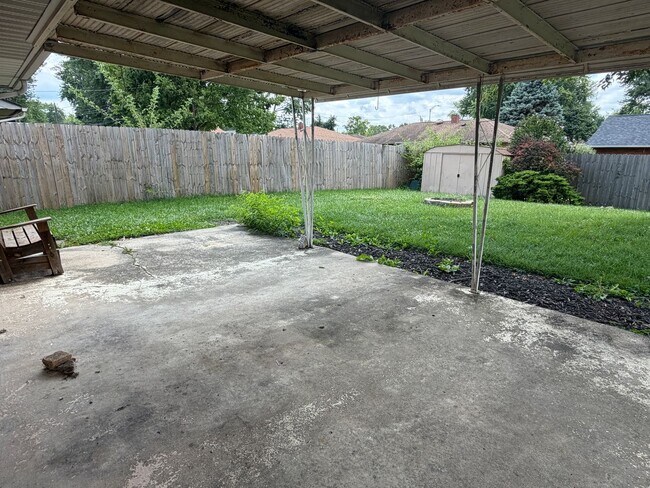 Building Photo - Updated 3 bedroom/2 Full Bath Huber Heights Ranch