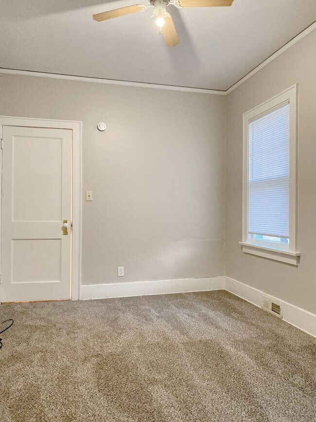 Building Photo - Move-in special. 3 bed 1 bath with a detached garage and large driveway $1250