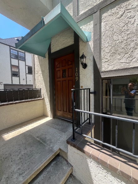 Building Photo - 109 E Rosewood Ct