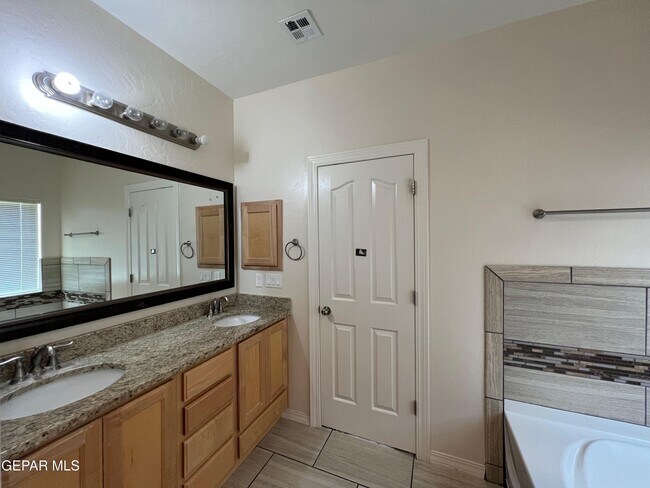 Building Photo - 147 N Manzanita Dr