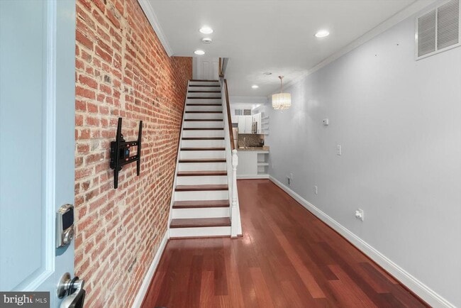 Building Photo - 229 S Madeira St