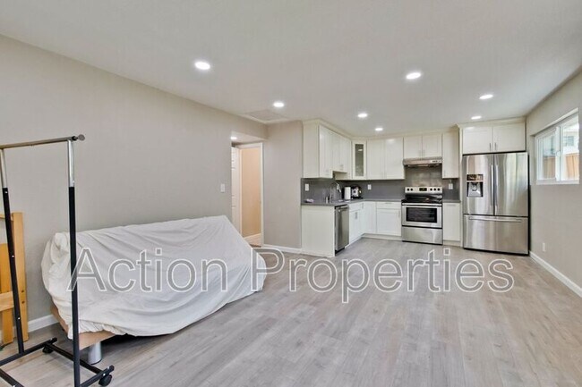 Building Photo - 560 Firloch Ave