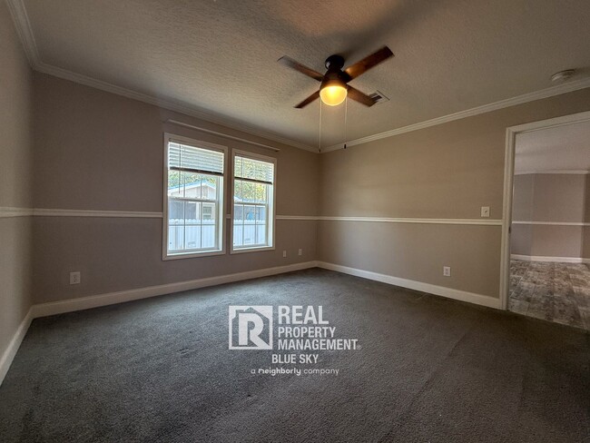 Building Photo - SPACIOUS 4 BEDROOM HOME WITH MODERN FEATUR...