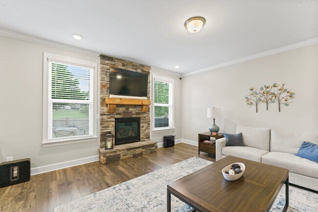 Building Photo - **LIKE-NEW UPGRADED HOME WITH FENCED YARD ...