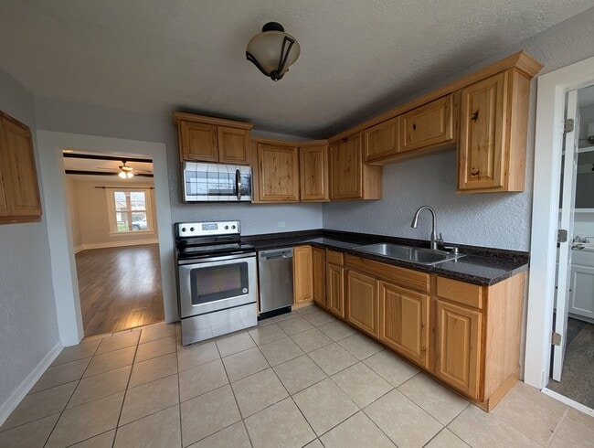 Building Photo - 2 bedroom 1 bath home