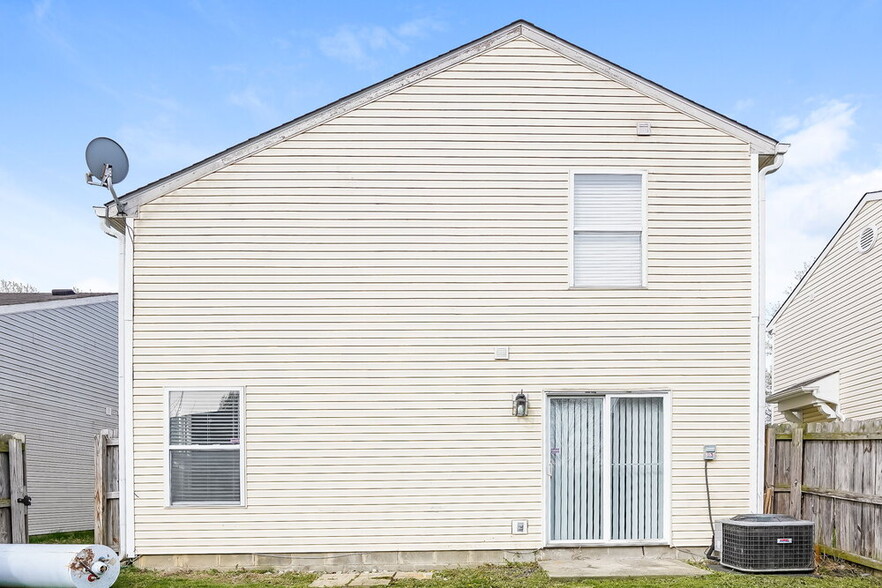 Building Photo - 4487 Connaught Dr E