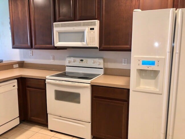 Building Photo - AVAILABLE NOW! Charming 2 Beds 2.5 Bath Townhome! 2 MASTER SUITES! Attached one car garage!! Extr...