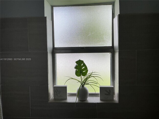 Building Photo - 1433 SW 24th Ct