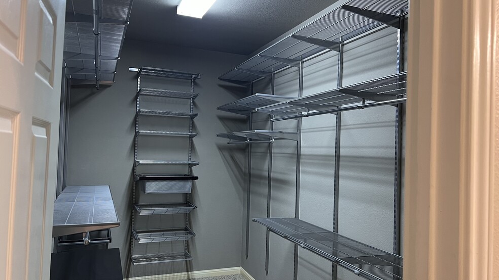 Master bdrm closet solutions/ plenty of space - 18439 Rogers Bend