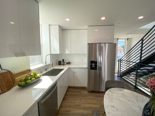 Building Photo - 4553 Saturn St