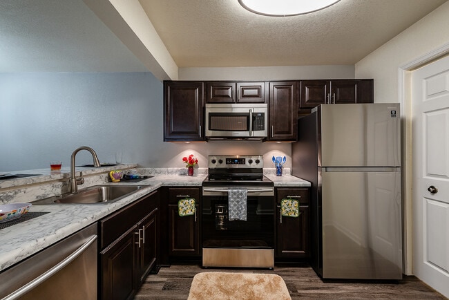 Building Photo - Devon Pointe Apartments and Townhomes