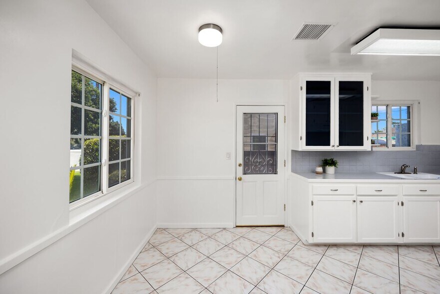 Building Photo - 4551 Maris Ave